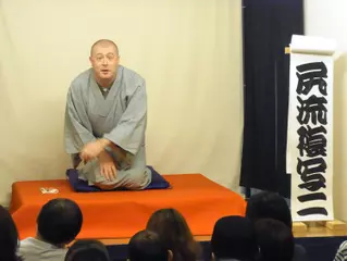 フランス人・尻流複写二（シリル・コピーニ）による落語「桃太郎」